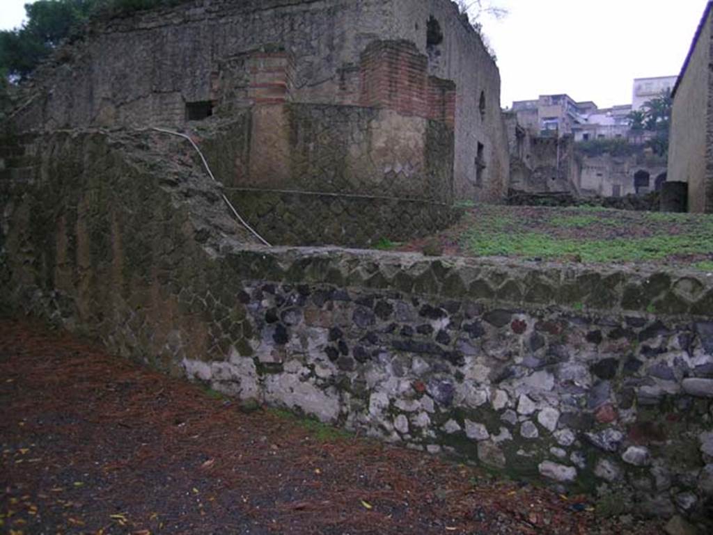 Ins. Or. II, 1ª, Herculaneum. December 2004.
Exterior wall in Vicolo Meridionale, looking north at rear of bakery and apsed window.
Photo courtesy of Nicolas Monteix.